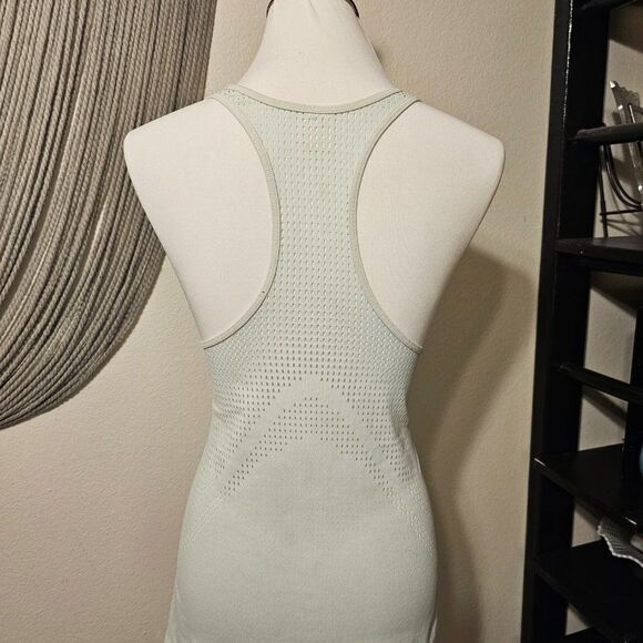 GapFit Mint Perforated Racerback Tank Sz M - Picture 4 of 5